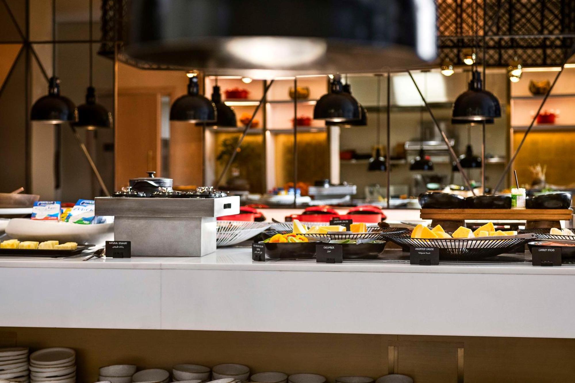 Radisson Blu Hotel Riyadh Convention And Exhibition Center Riade Exterior foto A buffet at a hotel