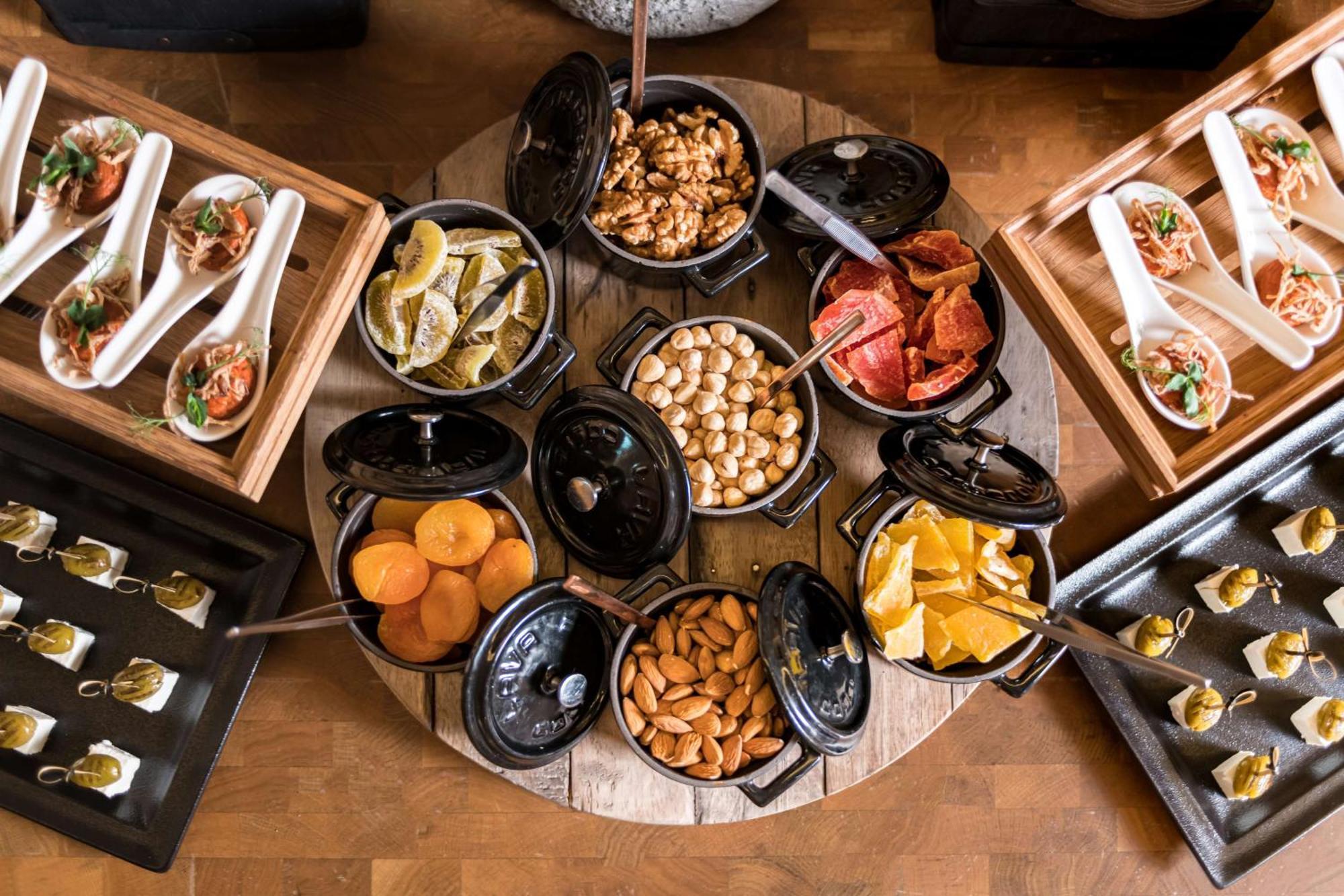Radisson Blu Hotel Riyadh Convention And Exhibition Center Riade Exterior foto A selection of tapas