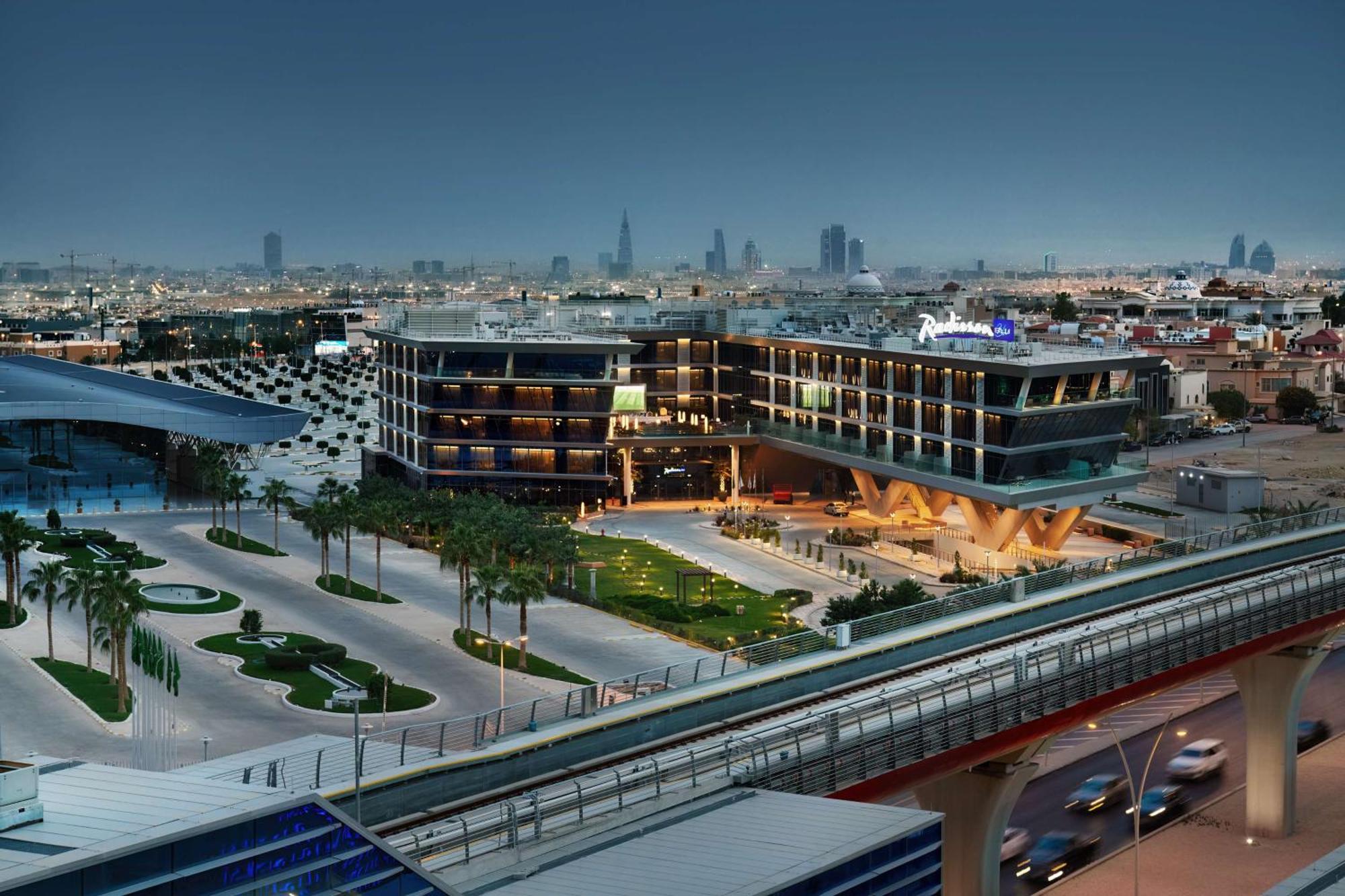 Radisson Blu Hotel Riyadh Convention And Exhibition Center Riade Exterior foto The station at night
