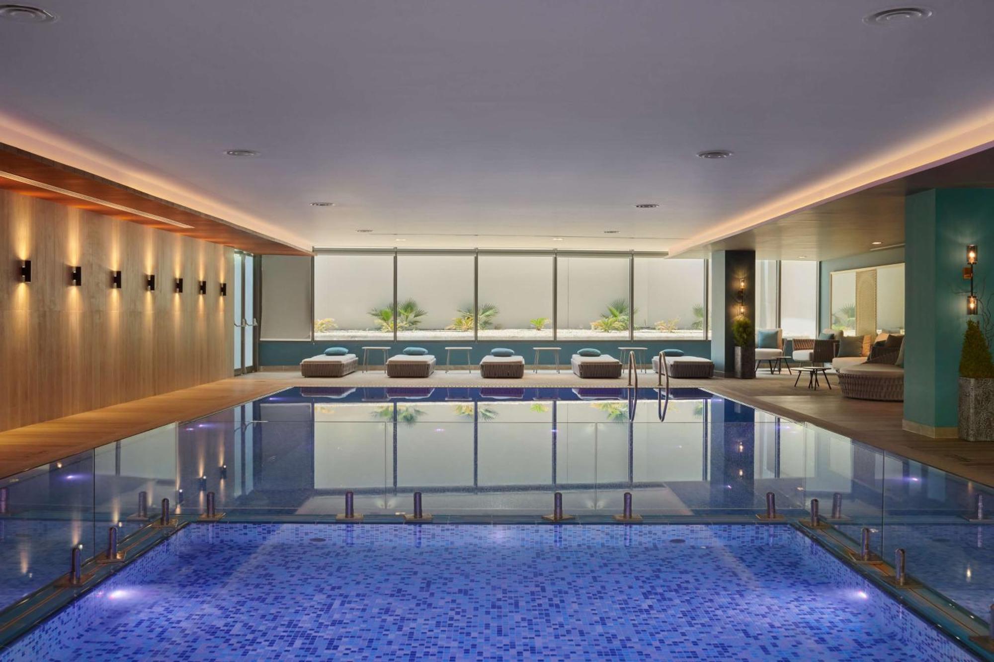 Radisson Blu Hotel Riyadh Convention And Exhibition Center Riade Exterior foto The swimming pool at The Dorchester
