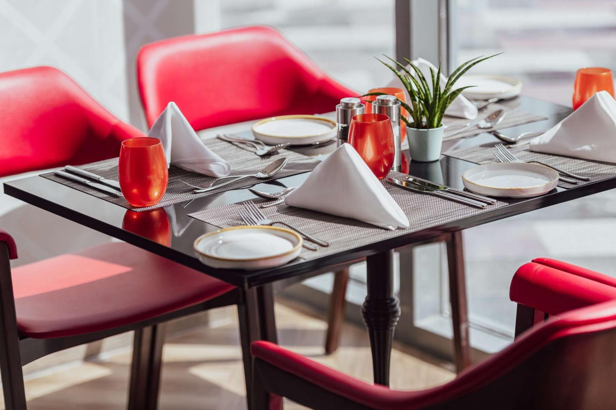 Radisson Blu Hotel Riyadh Convention And Exhibition Center Riade Exterior foto A table set for fine dining